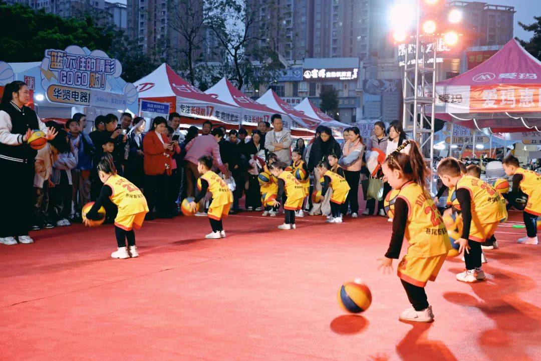 现场气氛火爆!球迷欢呼不断,场内外热情爆棚!的简单介绍 现场气氛火爆!球迷欢呼不断,场内外热情爆棚!的简单介绍